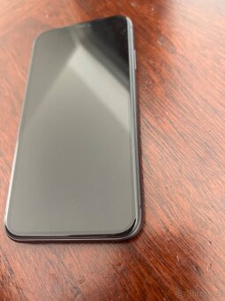 Prodám iPhone 11 - 8