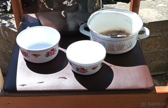 Rádio,ešusy a dortová forma,zapalovače,smalt.hrnce,toal.křes - 8