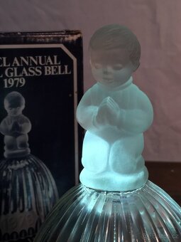 Křišťálový skleněný zvoneček velký Goebel chlapeček andělíč - 8