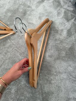 150ks masivních ramínek IKEA - 8