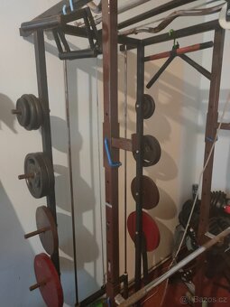 Kompaktní posilovací věž se stojany, kladkou, držáky - 8