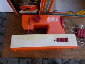 Retro hračka šicí stroj na baterie 70 léta - 8