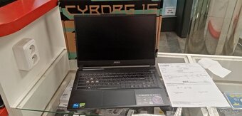 MSI Cyborg 15 A12UC-1444CZ 16GB/512GB zár. 19 měs Planeo - 8