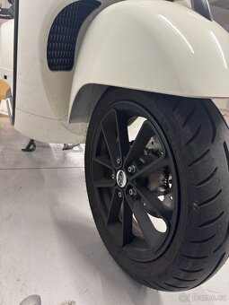 Vespa GTS Super 300 HPE – Designová bestie s duší závodníka - 8