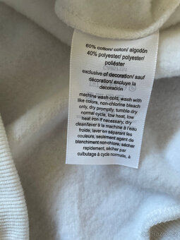 Bílá jednoduchá mikina s logovanými srdíčky Tommy Hilfiger - 8