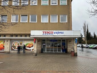 Pronájem stánku Tesco Rozdělo 6 m2 + 14 m2 sklad - 8