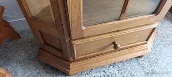 Rustikální rohová vitrína, nábytek z masívu - 8