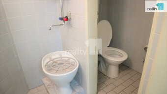 nájem prodejny 100 m2 v přízemí obchodního domu Špalíček v O - 8