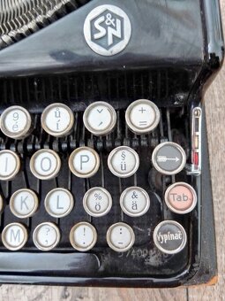 STAROŽITNÝ KUFŘÍKOVÝ PSACÍ STROJ ERIKA 6 A.-G. Vorm. Seidel - 8