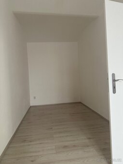 NOVĚ ZREKONSTRUOVANÝ BYT 3+1 NA NÁMĚSTÍ VE CHVALŠINÁCH - 8