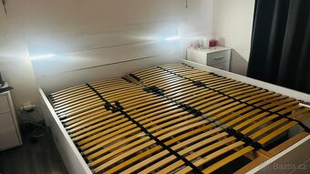 Manželská postel 180x200 cm s rošty, LED a úložným prostorem - 8