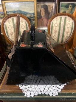 Starý kovový malovaný uhlák - 8