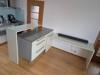 Stůl a skříňka s barovým pultem - 8