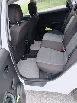 Prodám Kia ceed combi 1,6 92 kW - 8