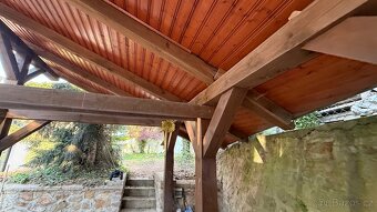 Dřevěná pergola se střechou z tašek - 8