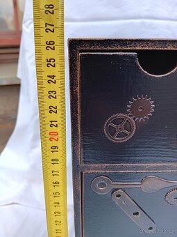 RECYCLE ART STEAMPUNK BOX 26,5 x 32 cm. Lakované dřevo. - 8
