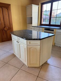 Kuchyňská linka včetně žulové desky - 8