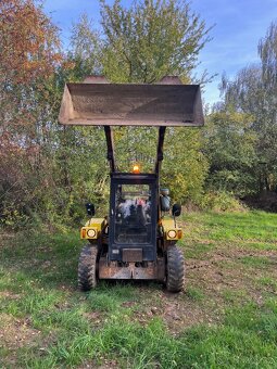 Smykový nakladač UNC 060 - 8