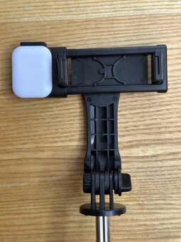 Selfie tyč + stativ + světlo + dálkový Bluetooth ovladač NEW - 8