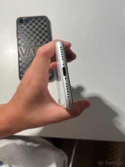 iPhone SE 2020 - 8