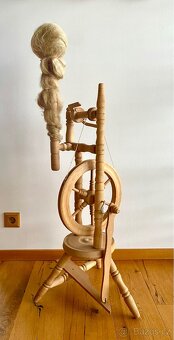 Starý krásný velký dřevěný kolovrat - 8