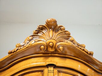 Luxusní barokní jídelní set – stůl + 6 židlí + velká vitrína - 8