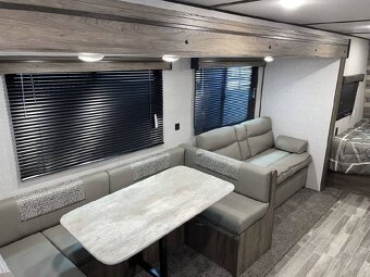 Americký obytný přívěs Zinger 18DS Výsuv DPH - 8