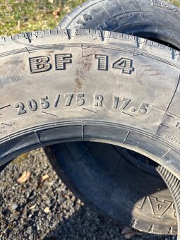 Pneu 205/75 R 17,5 - 8