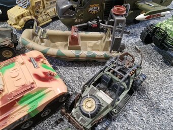 Vojenska vozidla, auta, vrtulnik 20 ks - 8