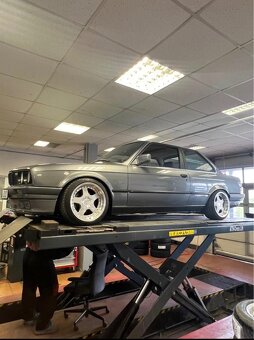 BMW E30 V8 4.0 - 8