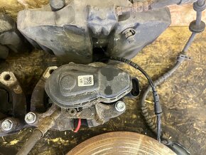 KOMPLETNÍ BRZDOVÝ SYSTÉM BMW F11/F10 3.0D 220KW - 8