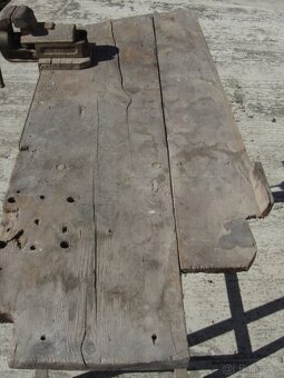 Starý dílenský ponk se svěrákem - 8