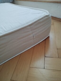 Postel se dvěma matracemi, lůžkovinami a ložním prádlem - 8