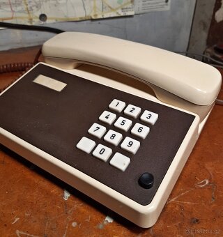 Tlačítkový telefon Tesla z roku 1983 - 8