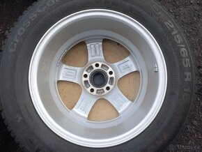 Prodám sadu ALU kol Alutec 215/65R16 zimní - 8