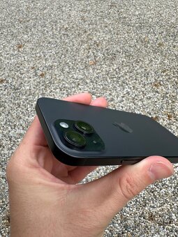 Iphone 15 - baterie 94% - 8