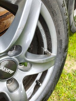 17" kola Alutec + zánovní pneu Nokian - 8