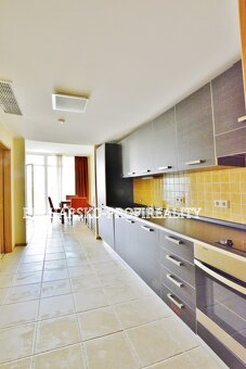 Luxusní apartmán 2+kk (68 m²) v první linii s bočním výhlede - 8