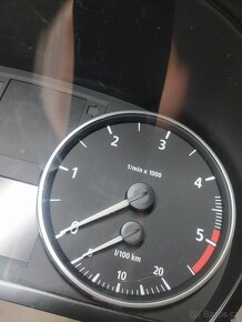 BMW E90/E91 budíky v pěkném stavu 2.0 diesel - 8