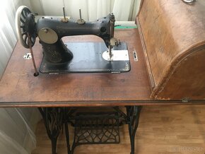 STAROŽITNÝ. ŠICÍ  STROJ. zn. ROYAL - 8