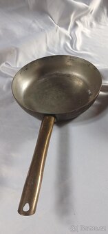 Měděné pánve a dóza - 8