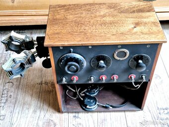 Staré rádio včetně sluchátek, Francie, rok 1923 - 8