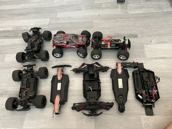 RC auta 30 kusů, karoserie, baterky, náhradní díly, ovladače - 8