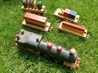 Prodám různé plechové a dřevěné hračky. Dřevěný červený trak - 8