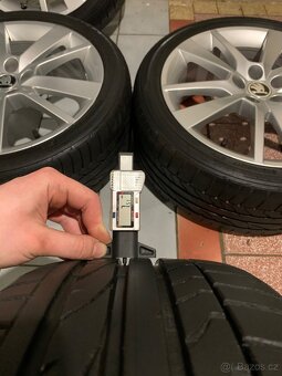 Alu kola Škoda R17 5X100 LETNÍ PNEU 215/40 R17 TOP STAV - 8