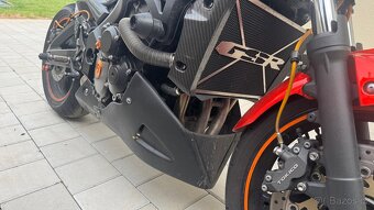 Suzuki GSR 600 - 8