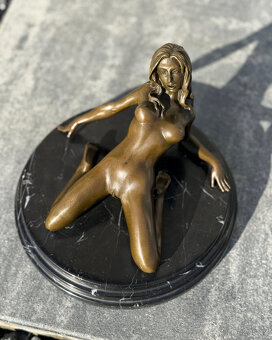 Erotická bronzová sochaLežící nahá žena smyslný akt slečna - 8