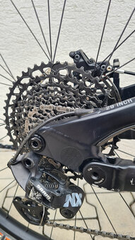 YT Capra 29 CORE, Vzduch. tlumiče FOX, SRAM NX 1x12, Rám M - 8