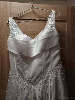 Krásné svatební šaty s perlami - 8
