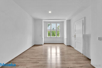 Pronájem prostorného, světlého bytu 3+1 s komorou, 100 m², E - 8